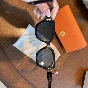 Tory Burch Black Sunglasses with Bold Orange Accents Eleanor Broken Logo Sunglasses: Women main image 4